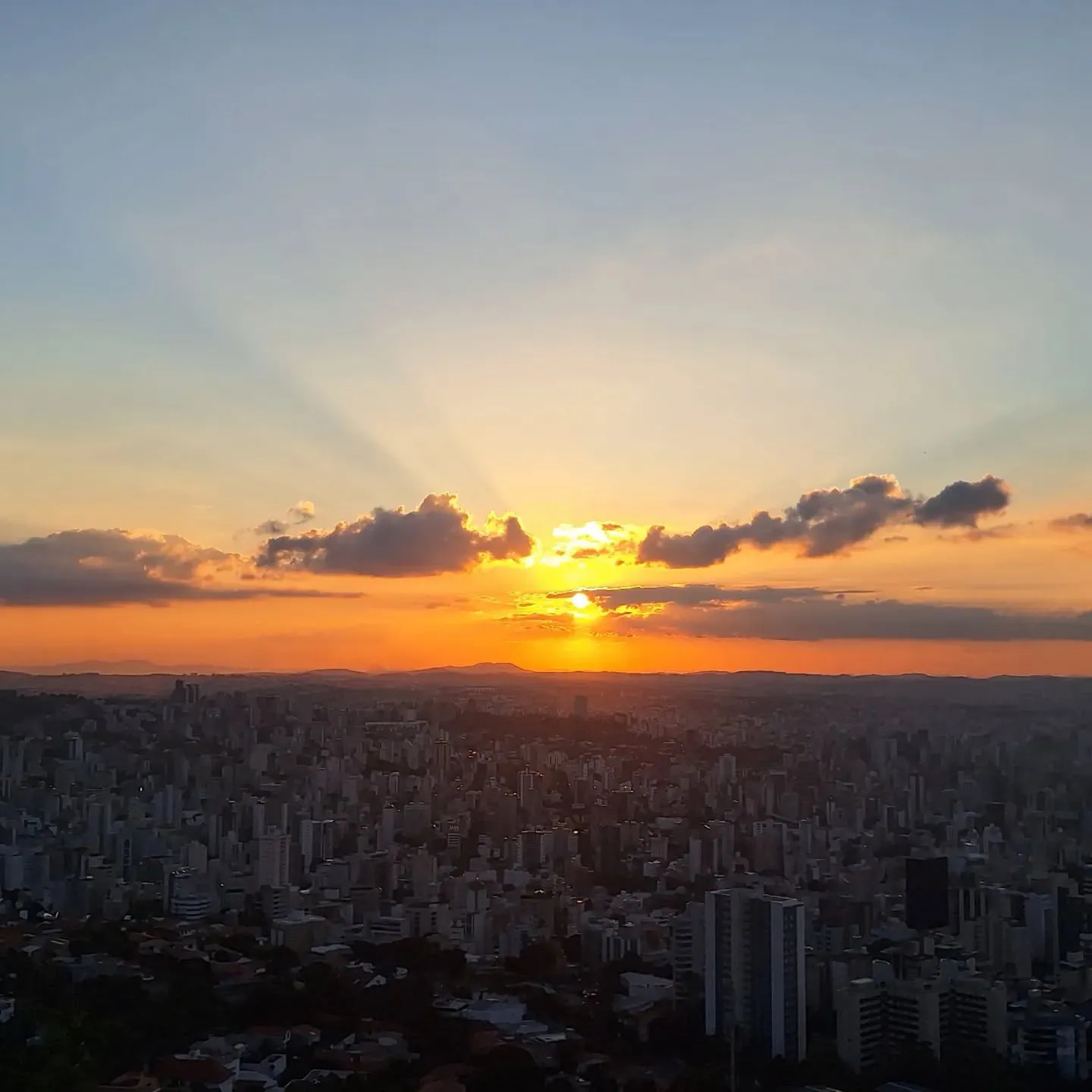 Pôr do sol sobre Belo Horizonte, visto do alto