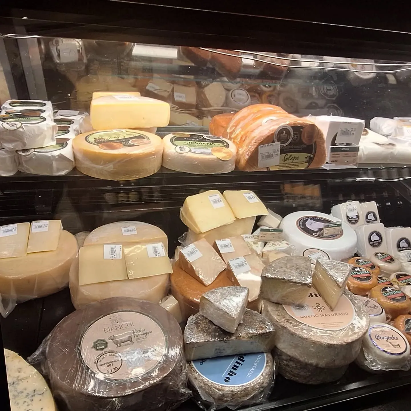 Vitrine com queijos artesanais mineiros