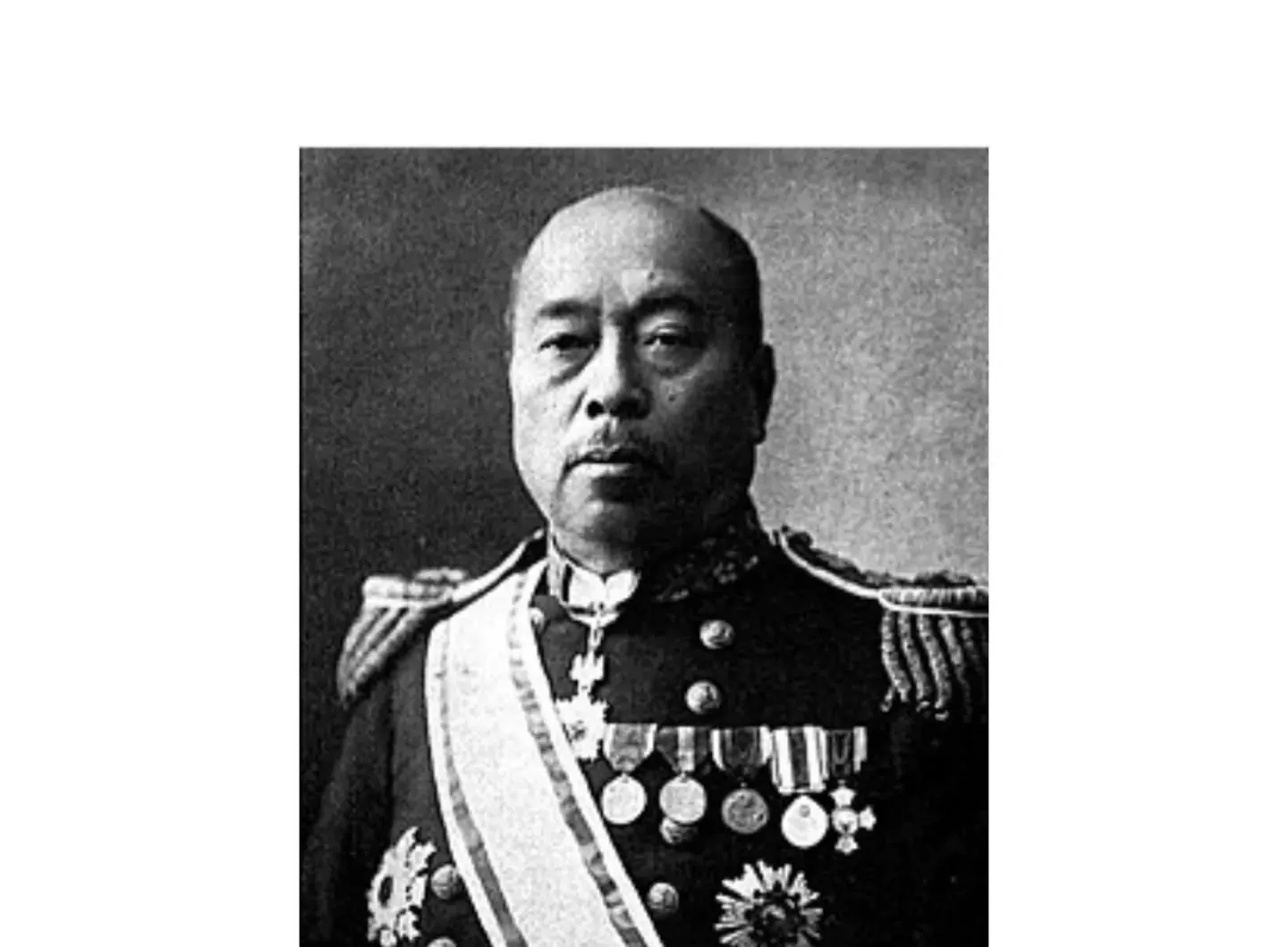 Retrato fotográfico do médico Takaki Kanehiro de uniforme da Marinha japonesa, com condecorações