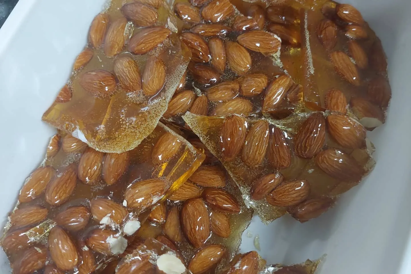 Praliné de amêndoas já frio, quebrado em pedaços