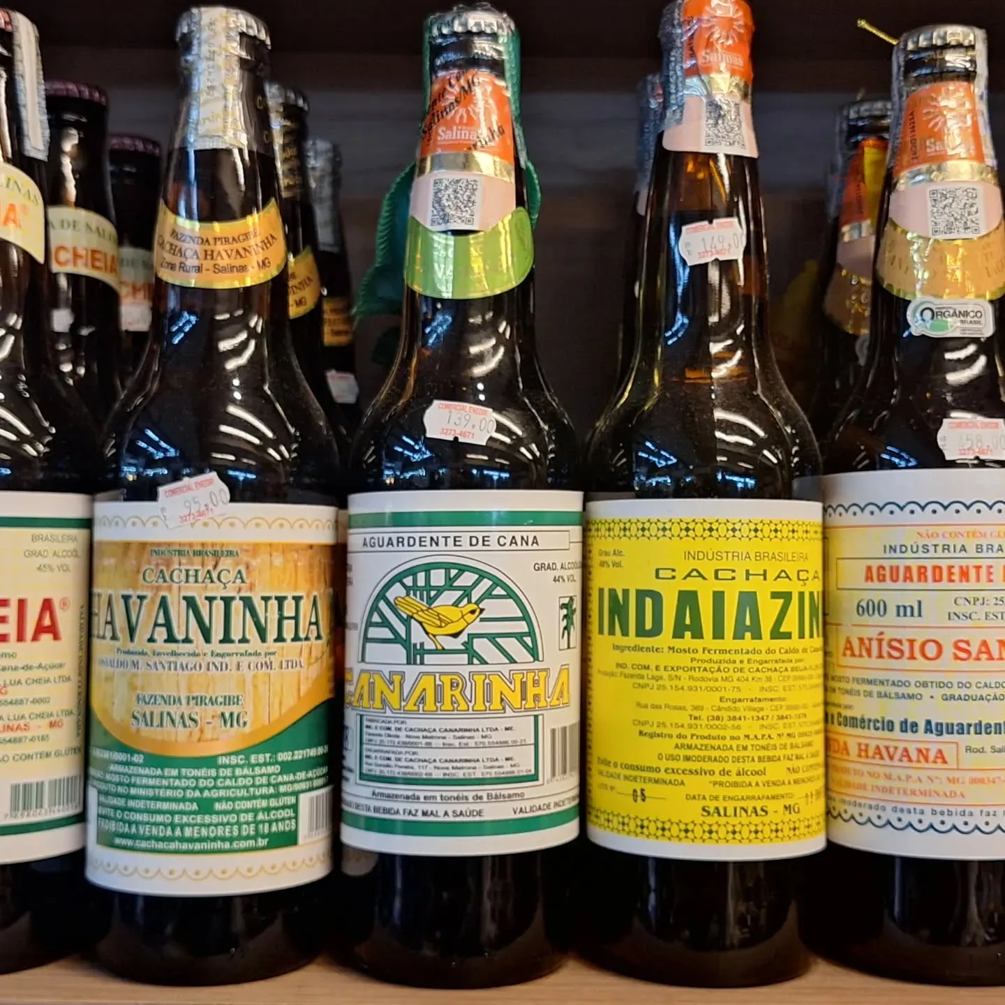 Garrafas de cachaça mineira com rótulos coloridos