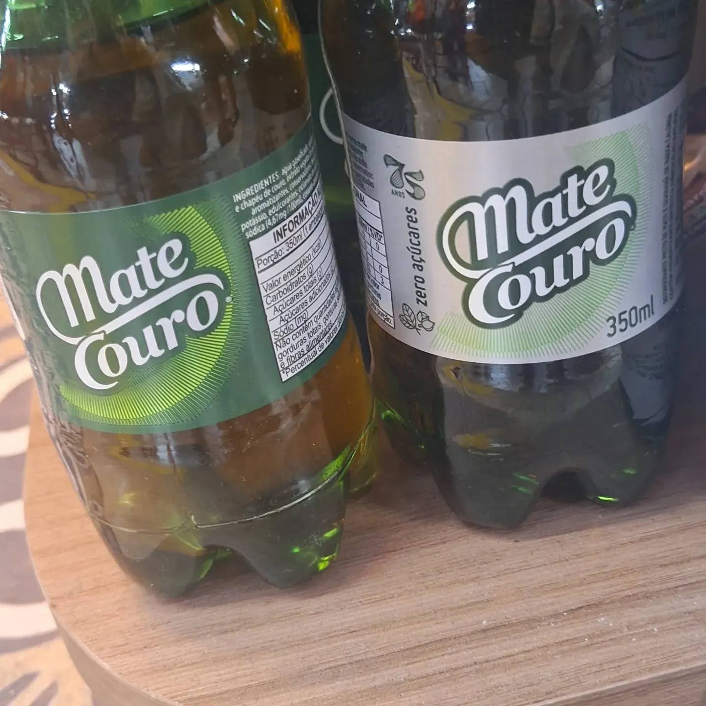 Duas garrafas de refrigerante Mate Couro