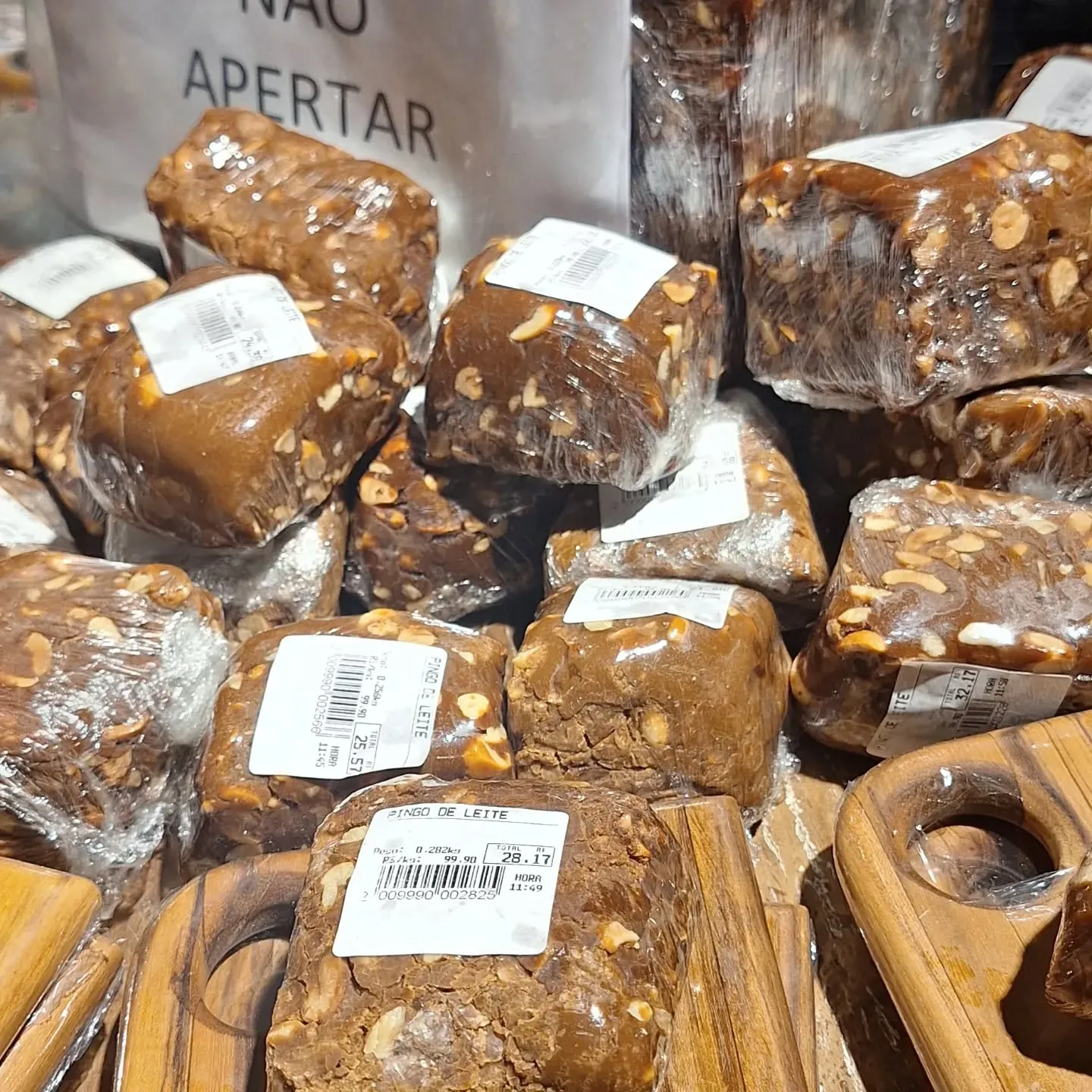 Rapaduras e pés de moleque embalados em plástico